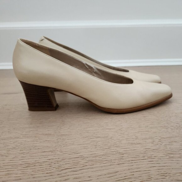 Vintage 90s Bandolino cream heels size 8 narrow - Picture 1 of 13